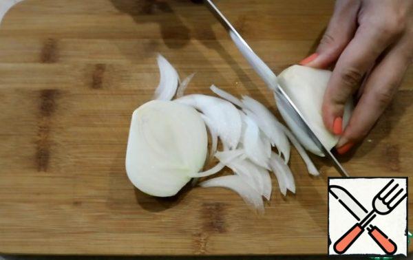 Onion cut into feathers.