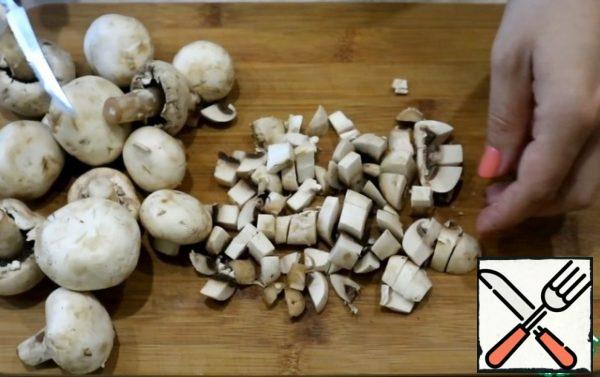 Cut the mushrooms into cubes.
