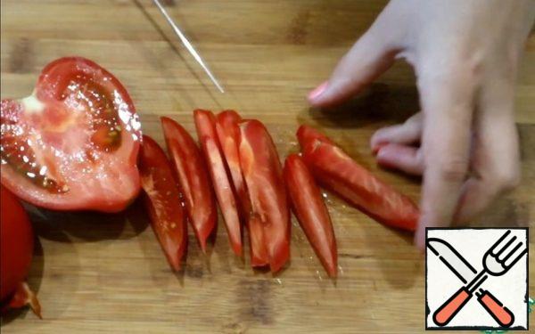 Cut tomatoes into slices.
