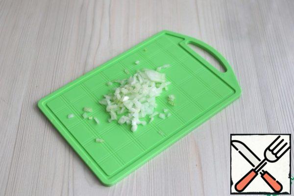 Cut the onion into small cubes.
