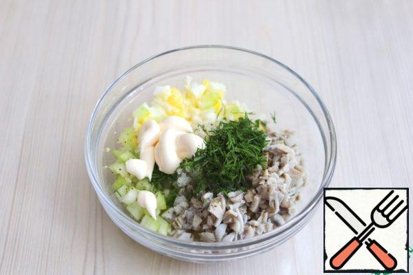 Put all the salad ingredients in a bowl, chop the green dill, season the lettuce leaves with salt and pepper to taste, add 2 tablespoons of mayonnaise.
