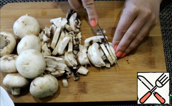 Wash the mushrooms and cut into strips.