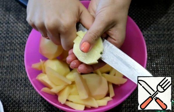 Peel potatoes, wash and cut into strips.