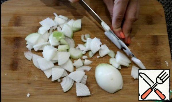 Peel the onion, wash and cut into quarter-rings.