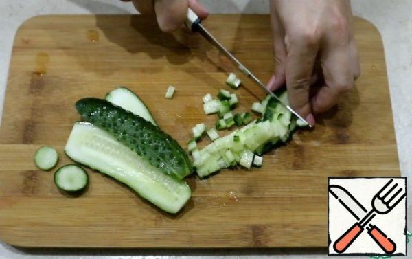Wash the cucumbers and cut them into cubes.