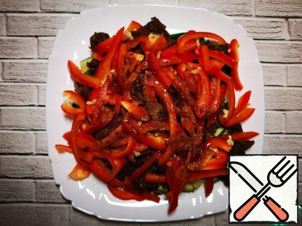 The finished meat is spread on cucumbers, on top of Bulgarian pepper, garlic squeezed through a press, sugar, spices, vinegar, vegetable oil and gently mixed.
