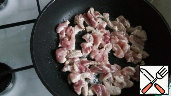The meat is cut into strips, I took the pork, but any meat will fit and fry in a well-heated pan.