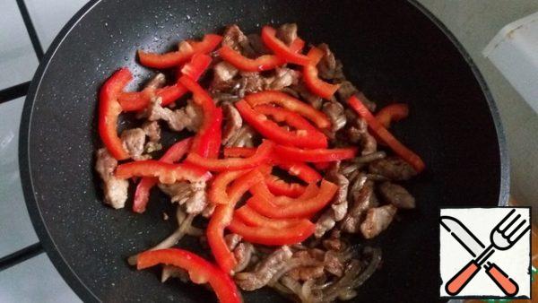 Add red pepper, I had only red at the moment, but if you add green, yellow or orange, the salad will look even more beautiful, fry the pepper for 2-3 minutes.
