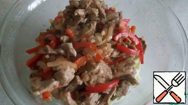Add to the cabbage fried meat with pepper and onion.