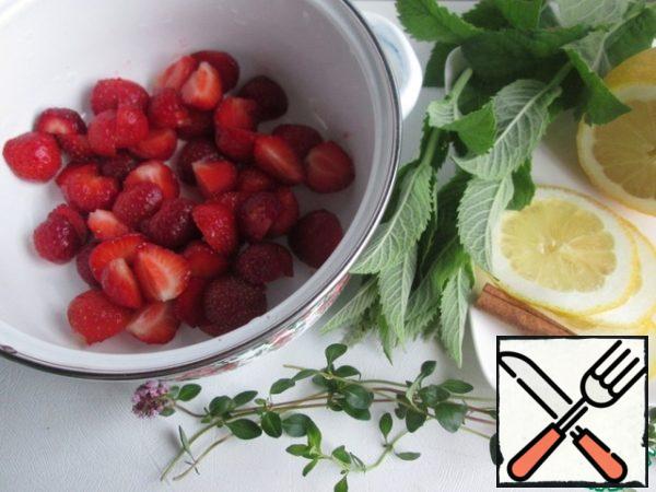 Wash, peel, cut strawberries into halves or quarters.
Lemon cut into slices, enough for 4 slices, or to taste.
Sprigs of mint and thyme wash, dry. Prepare the cinnamon stick.