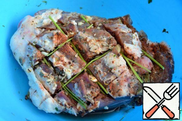 Wash the vegetables, peel the potatoes and
make a transverse incision on one side.
