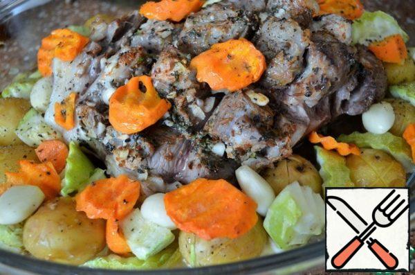 Then open the foil, remove the parsley sprigs,
sprinkle with a handful of gooseberries and bake for another 30-45 minutes, until the juice is released when the meat is pierced.
Serve, for example, with tortillas and pickled vegetables.