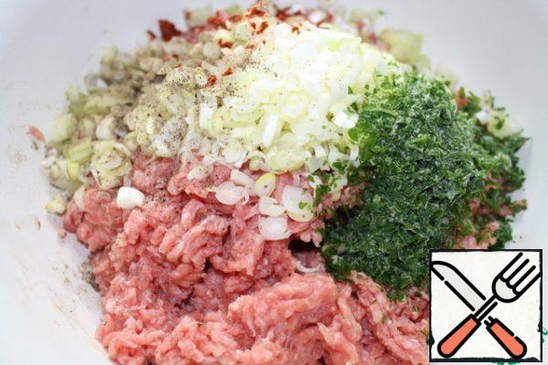 Add finely chopped onion, garlic and parsley to the minced meat.
Salt and pepper to taste.