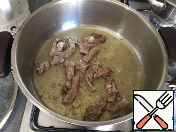 Simmer the meat in olive oil for 20 minutes over low heat under a closed lid.