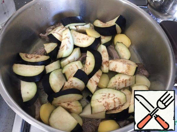 Add the potatoes. Continue to simmer for 10 minutes. Then add the eggplant. Simmer for 20 minutes, not forgetting to stir.
