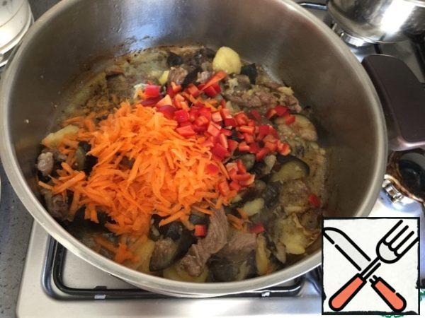 Add carrots, bell pepper, spices to taste. Simmer over low heat until all the ingredients are ready.
