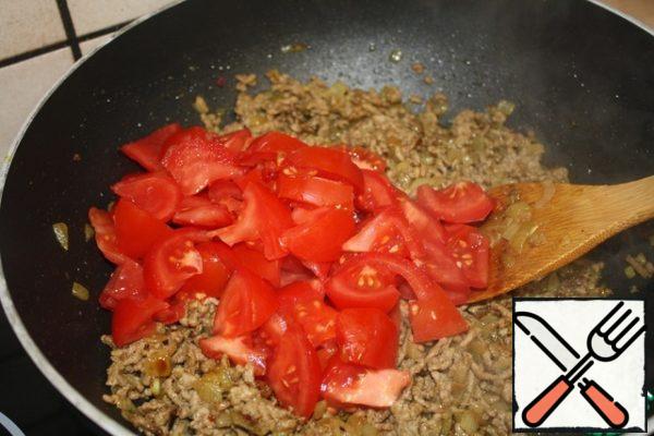 Finely chop the tomatoes and parsley and add to the minced meat.
Fry for another 8 minutes.
