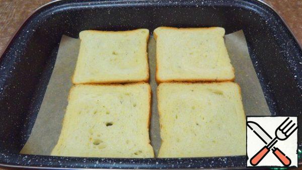 Place the slices of bread on a baking sheet covered with baking paper. Put the bread to dry in a preheated 200 °C oven for 3-5 minutes.
