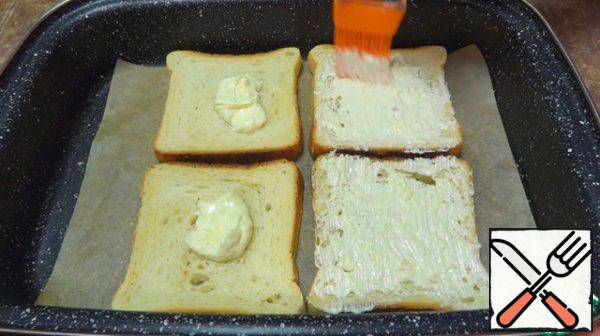 Spread the mayonnaise-garlic mixture on slices of dried bread and spread over the entire surface.

