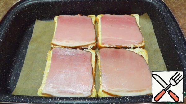 Cover with slices of ham.
