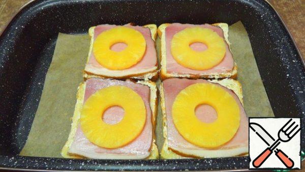 Put a ring of canned pineapple on top, which I previously dried with a paper towel.
