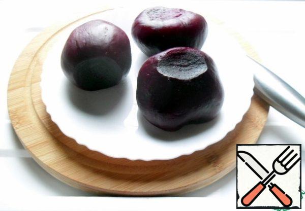 Rinse the beets thoroughly, boil, cool, peel, cut into thin slices.
