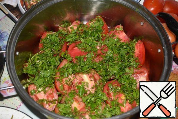 Put layers in a pan with a wide bottom layer of tomatoes cut up on them greens, and so on until the end. Pour all the marinade. The marinade should almost cover the tomatoes. If it doesn't, pour some more water. Refrigerate for 48 hours.