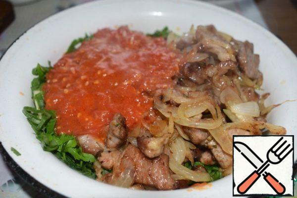 Mix greens, meat and sauce.
Put the green lettuce leaves on the serving dish. Then the salad. Garnish with grated cheese, 0.5 tomato slices and herbs.