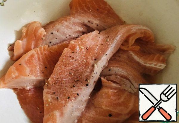 Cut the fish fillet into portions, pour lemon juice, add a little salt.
Set aside.

