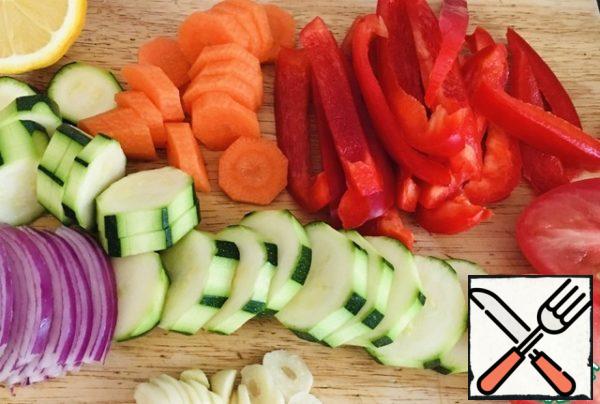 Pepper remove seeds, cut into strips. Peel the carrots and cut into slices. Onion cut into feathers. Garlic to clear, cut into circles. Peel zucchini and cut into slices.
