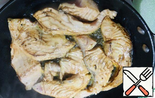 Wipe the pan with a paper napkin, pour vegetable oil 2 tablespoons, put the fish fillet, fry on both sides for a couple of minutes on each side, until ready. Keep the pieces of fish intact.
Tomato cut into two parts and fry in the same pan.
