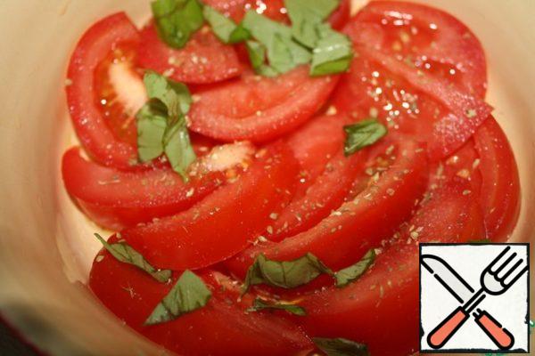 Oil can be borrow cream or vegetable.
Grease the bottom of the form oil.
Cut the tomato into slices and put into shape.
Sprinkle with garlic powder, or finely chopped fresh.
Salt to taste, Basil and oregano to taste too.
Bake tomato at temp.200 deg for about 20 minutes.