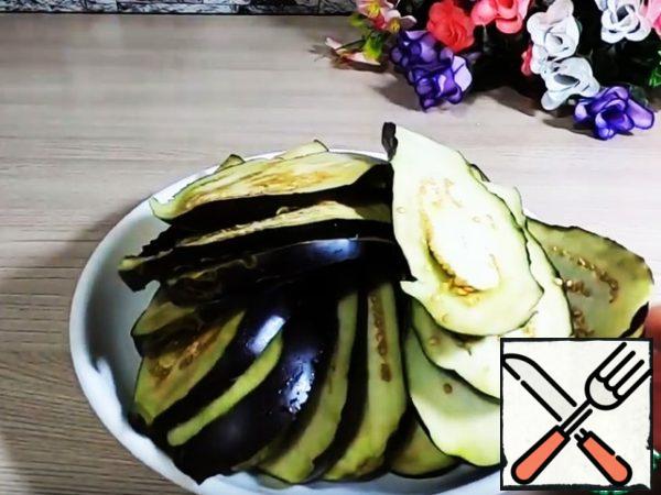Cut the eggplant into plates.
