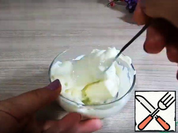 Mix well mayonnaise with garlic.
