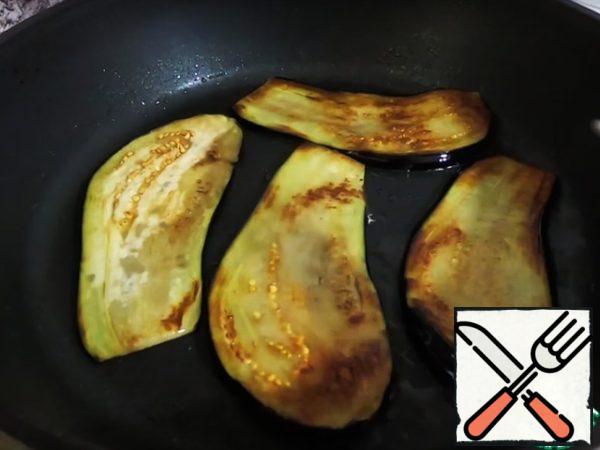 Fry the eggplant on both sides.