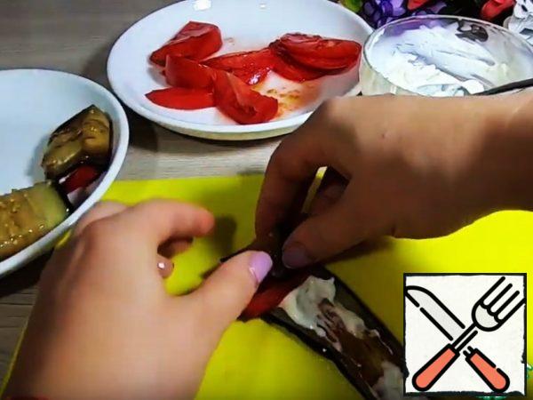 Spread our ready-made mayonnaise with garlic fried eggplant until Golden put one slice of tomato and twist into a tube.