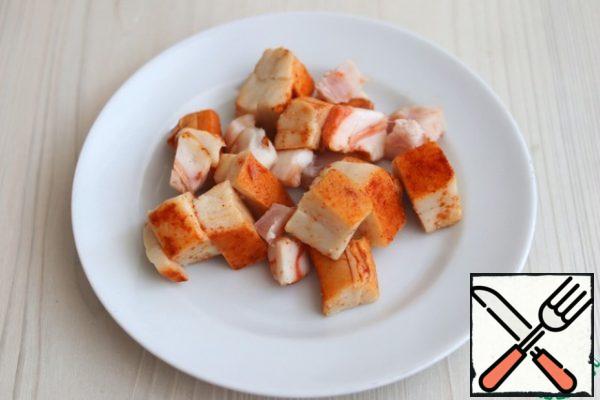 Bacon (bacon is used in the recipe, you can also use a bacon bowl) cut into pieces. Next, you need to pass the fat through the grate of the meat grinder.
