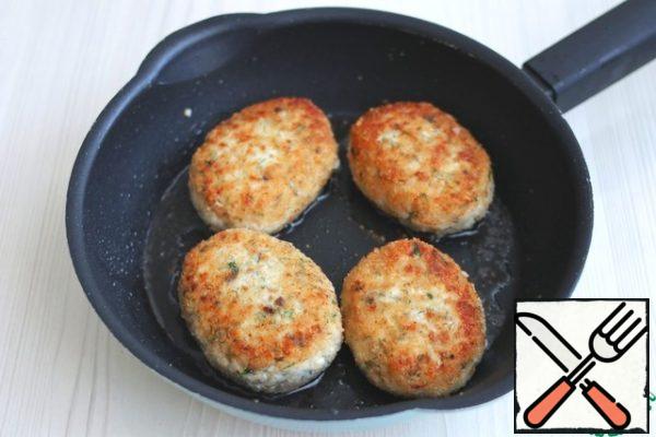 Add 2 tablespoons of vegetable oil to the pan. Fry the cutlets on medium heat on both sides for 3-5 minutes.
