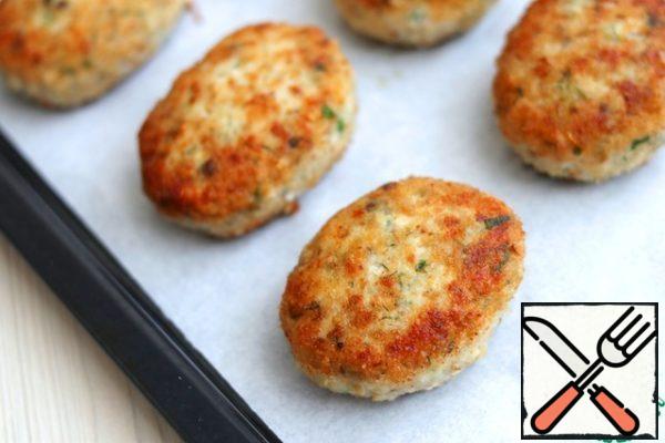 Then put the cutlets on a baking sheet and send them to a preheated 200C oven and bake lightly for 3-5 minutes.
