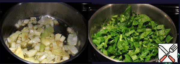 While the fish is infused, fry the onion together with spinach on low heat.
