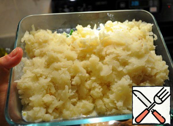 Boil potatoes, peel and grate, close the top of our baking dish and put in the oven for 20-30 minutes, at 180 - 200 degrees until browned.