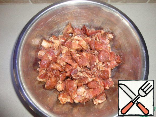 Put the meat in a bowl, add lemon juice, soy sauce, salt, pepper. Leave for at least 15 minutes to marinate. You can leave for a longer time, but to put it in the fridge.