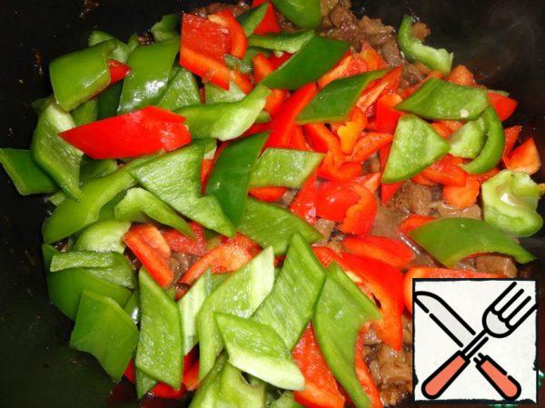 Immediately after that, put the peppers, mix and make the fire stronger. Hold for 2-3 minutes. Peppers it is necessary to periodically interrupt.
