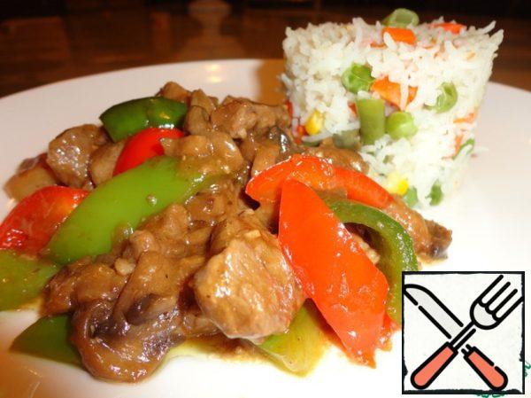 Add corn starch, previously diluted in 1/2 cup of water, and add 2 tablespoons of soy sauce. Stir, let the sauce boil. Remove from the heat.