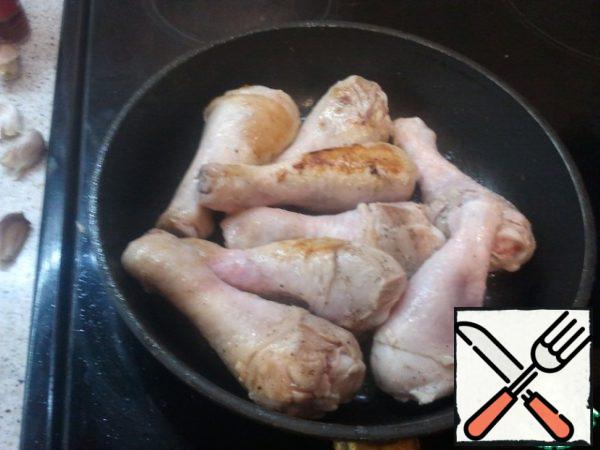 Fry in a pan (heated) shins until slightly Golden brown (5-10min.).