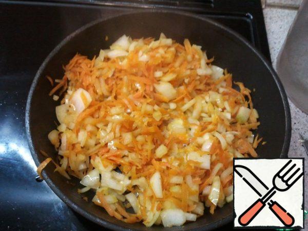 Cut onions small cubes, carrots RUB on a coarse grater and fry, salt in the middle of readiness (when the volume is reduced by half, that would give the onion and carrot juice).