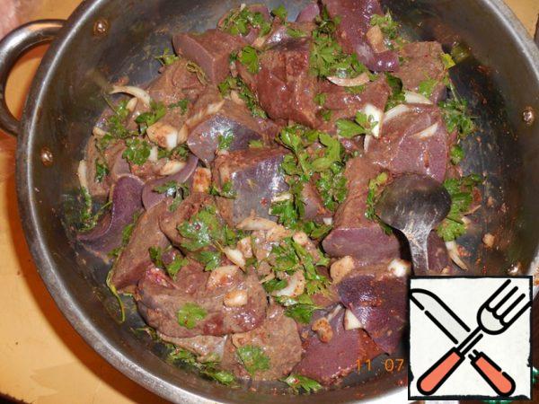 Liver wash, clean (if possible) from film and cut into equal pieces of about 4-5 cm Folded into a saucepan.To liver add chopped sliced onion, parsley, pepper, salt and sprinkle with lemon juice.
Stir and leave for 15-20 minutes.