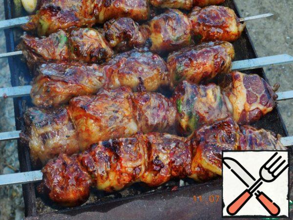 We put our pieces on a skewer tightly to each other and fry on coals for 5-10 minutes (depending on the size of the pieces).
To check the readiness: it is possible to make an incision and look - the color of the juice must be without blood. But do not overdo the barbecue on the coals, and it will be dry and hard!