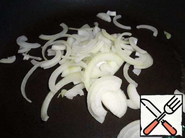Onions cut into half rings, carrots three on a coarse grater or finely cut. In olive oil, fry the onion for a minute and add the carrots to it. Fry for a few minutes.
