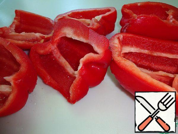 Sweet pepper clean, cut into thin strips.